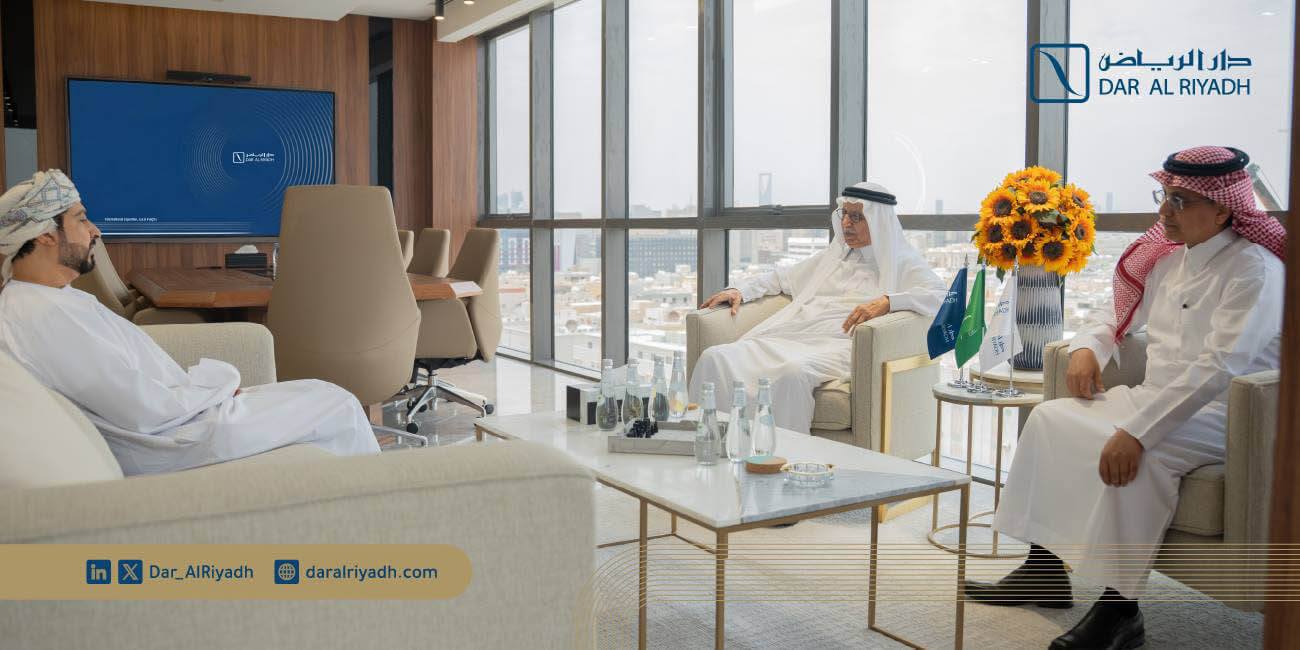 Dar Al Riyadh Hosts Chairman of Oman’s Special Economic Zones and Free Zones Authority at Its Riyadh Headquarters